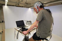 Aeneas Rooch mit EEG-Kappe auf einem Fahrradergometer (Bild: Rooch)