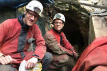 Reporter Aeneas Rooch und Dr. Jörg Orschiedt bereiten sich auf den Abstieg in die Blätterhöhle vor (Bild: Aeneas Rooch)