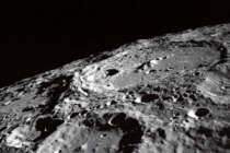 Mond-Krater an der Grenze zwischen Vorder- und Rückseite (Bild: NASA)